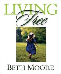Living Free – Bible Study Book: Learning to Pray God’s Word – Paperback – GOOD