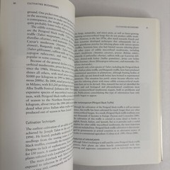 Edible and Poisonous Mushrooms of the World by Hall, Stepheson, Buchanan, Yun