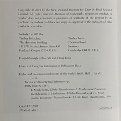 Edible and Poisonous Mushrooms of the World by Hall, Stepheson, Buchanan, Yun